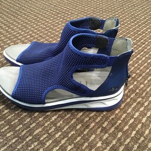 Jambu sport sandal, size 8.5 wide, color blue